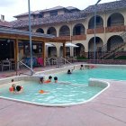 Hasta los niños disfrutan de un relajante baño en las piscinas.