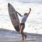 Dominic Barona de Ecuador celebra su victoria en la edición 39 del Corona Prosurf Circuit en Isabela (Puerto Rico).