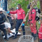 Operativo de levantamiento de cadáveres hallados en la escuela abandonada de Esmeraldas.