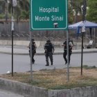 Militares y policías acudieron al hospital Monte Sinaí para atender la emergencia.