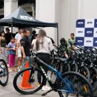 Bicicletas gratuitas permiten a los guayaquileños disfrutar de un paseo saludable y seguro por las calles céntricas.