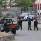 Policías custodian una parte del hospital Monte Sinaí.