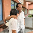 La familia de María se encuentra pendiente en el hospital donde ella está internada. Diego acompaña a su hermana, madre de María, todos los días.