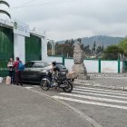 Padres de familia lamentaban la tragedia del estudiante de seis años dentro del plantel educativo en el sur de Ambato.