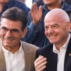 Rodrigo Paz (i) y Gianni Infantino (d), el presidente de Bolivia y el de la FIFA, respectivamente.