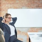 Caminar, estirarse o usar escritorios ergonómicos son claves para combatir el sedentarismo.