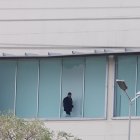 Este fue el daño por un disparo en uno de los ventanales de esa casa de salud.