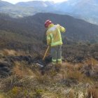 Dos días les tomo liquidar el fuego a los bomberos .