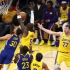 Stephen Curry, estrella de los Warriors, buscando anotar puntos para darle la victoria a su equipo.