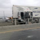 Así quedó el vehículo pesado que transitaba por la autopista Narcisa de Jesús.