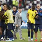Los seleccionados ecuatorianos se lamentan tras la eliminación en el Mundial de Catar 2022 ante Senegal