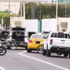 Agentes policiales revisaron dos carros en la salida vehicular de las instalaciones aeroportuarias.