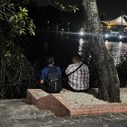 Ciudadanos se reúnen al pie del manglar para concretar posibles encuentros sexuales.