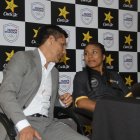 Lucía Yépez (d), junto a Jefferson Pérez, vicepresidente del COE, antes de que la luchadora viaje el miércoles 22 de octubre a Venezuela.