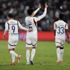Gabriel Villamíl de LDU Quito celebra un gol en un partido de semifinal de la Copa Libertadores entre LDU Quito y Palmeiras en el estadio Rodrigo Paz Delgado.