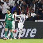 Villamil y Ramírez celebran uno de los goles de Liga de Quito. Al final Ramírez fue expulsado.