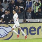 Lisandro Alzugaray celebras tras anotar por la vía del penal el segundo de los tres goles con los que Liga goleó a Palmeiras.