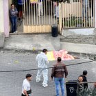 El cuerpo de la mujer quedó tendido en la calzada.