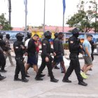 Varios detenidos fueron llevados hacia el cuartel modelo de la Policía Nacional.