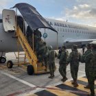 Personal del Ejército ecuatoriano aborda un avión de la Fuerza Armada que tendría por destino Guayaquil.