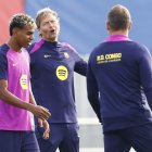 SANT JOAN DESPÍ (BARCELONA) 25/10/2025.- El segundo entrenador del FC Barcelona, Marcus Sorg (c) conversa con el delantero Lamine Yamal (i) durante el entrenamiento del primer equipo del FC Barcelona en las instalaciones de Sant Joan Despí, Barcelona, este sábado, previo al partido de la décima jornada de LaLiga contra el Real Madrid de mañana. EFE/ Quique García