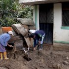 Los vecinos del barrio Carcelén hicieron minga para limpiar el lodazal.