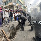 Horas después del anuncio gubernamental y de la CONAIE del levantamiento del paro, policías quitaron las barricadas formadas por los manifestantes.