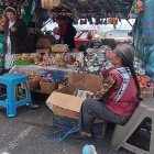 Bertha Morales aseguró que le robaron tres cartones con artesanías dentro de la feria en Shuyurco, sur de Ambato.