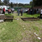 Operativo municipal en la calle Mariano Echeverría para retirar un portón colocado sin autorización.