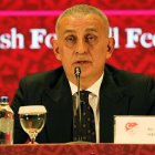 El presidente de la Federación Turca de Fútbol,  Ibrahim Haciosmanoglu, en una rueda de prensa, hablando del caso de las apuestas en Turquía.