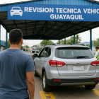 Conductores de vehículos motorizados se alistan para cumplir con la Revisión Técnica Vehicular obligatoria en Guayaquil.