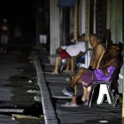 Ciudadanos cubanos buscan las veredas para escapar de la oscuridad y el calor.