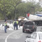 Uno de los accidentes fue provocado por un camión que transportaba sal.