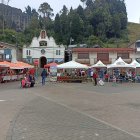 En Salinas, parroquia de Guaranda se preparan para  recibir a los turistas durante el feriado donde expondrán todos sus productos.