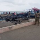 Los restos de las siete embarcaciones quemadas, vigiladas por personal de las Fuerzas Armadas.