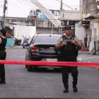 Agentes de las Policía llegaron a custodiar el vehículo baleado.