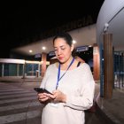 Verónica Gómez en los exteriores del Hospital Dr. Roberto Gilbert, donde operaron a su hija tras haberle negado atención en el pasado.