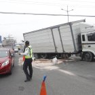 El camión quedó en medio de la vía. Personal de tránsito brindó asistencia.