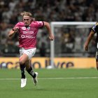 AME2925. BELO HORIZONTE (BRASIL), 28/10/2025.- Vitor Hugo (d) de Atlético Mineiro disputa en balón con Claudio Spinelli (i) de Independiente del Valle este martes, durante un partido de semifinal por la Copa Sudamericana entre Atlético Mineiro e Independiente del Valle en el estadio Arena MRV, en Belo Horizonte (Brasil). EFE/ Joao Guilherme Arenazio