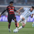 Gonzalo Plata (izq.) en el partido contra Racing, con Flamengo.