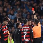 El árbitro Piero Maza mostrando la tarjeta roja a Gonzalo Plata (c), de Flamengo.