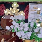 Flores, luces y una foto adornan el sitio donde es velado Tairon Quiñónez Nieto, conocido artísticamente como "El Americano".