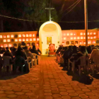 Las familias viven la tradición de sus ancestros de encender velas para los difuntos.