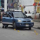 Agentes de Criminalística levantaron trece casquillos, diez de ellos en la calzada.