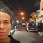 Policías buscan evidencias en el sitio donde Marcos Flores intentó esconderse bajo un vehículo para evitar ser baleado.