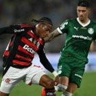 Gonzalo Plata (i) con la camiseta de Flamengo ya sabe lo que es ganarle a Palmeiras esta temporada.