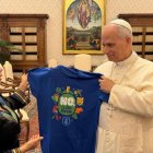 Patricia Gualinga entrega camiseta con el No al Papa León XIV, en el marco del Referéndum y Consulta Popular 2025.