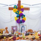 En la ´mesa de muertos´ se colocan las fotos de los difuntos para guiar sus almas al festín