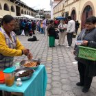 En Latacunga, aprovechan el feriado por el Día de los Difuntos.