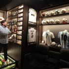 Balones y camisetas de leyendas mundiales adornan La Bóveda, creación del arquitecto Juan Pablo Béjar.
